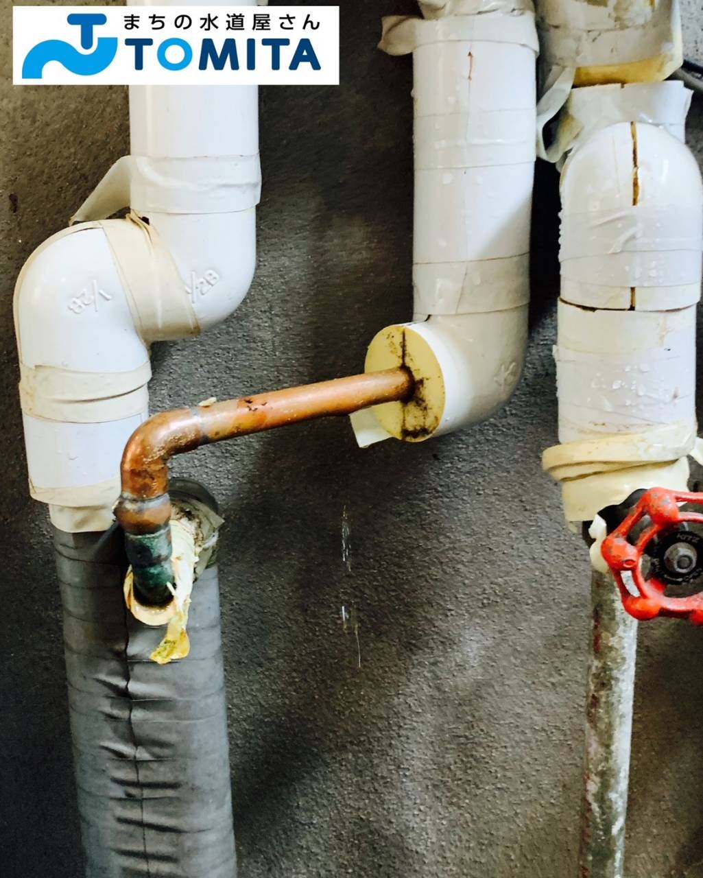 【施工前】配管から水漏れしている箇所を特定します。銅管の配管を撤去して、新しく配管しました。
