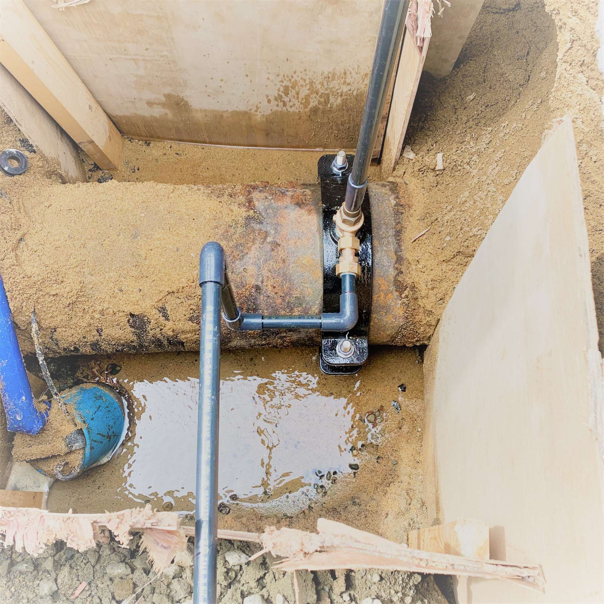 【施工中】水道本管に分岐水栓をつけて、敷地に水道管を引込みました