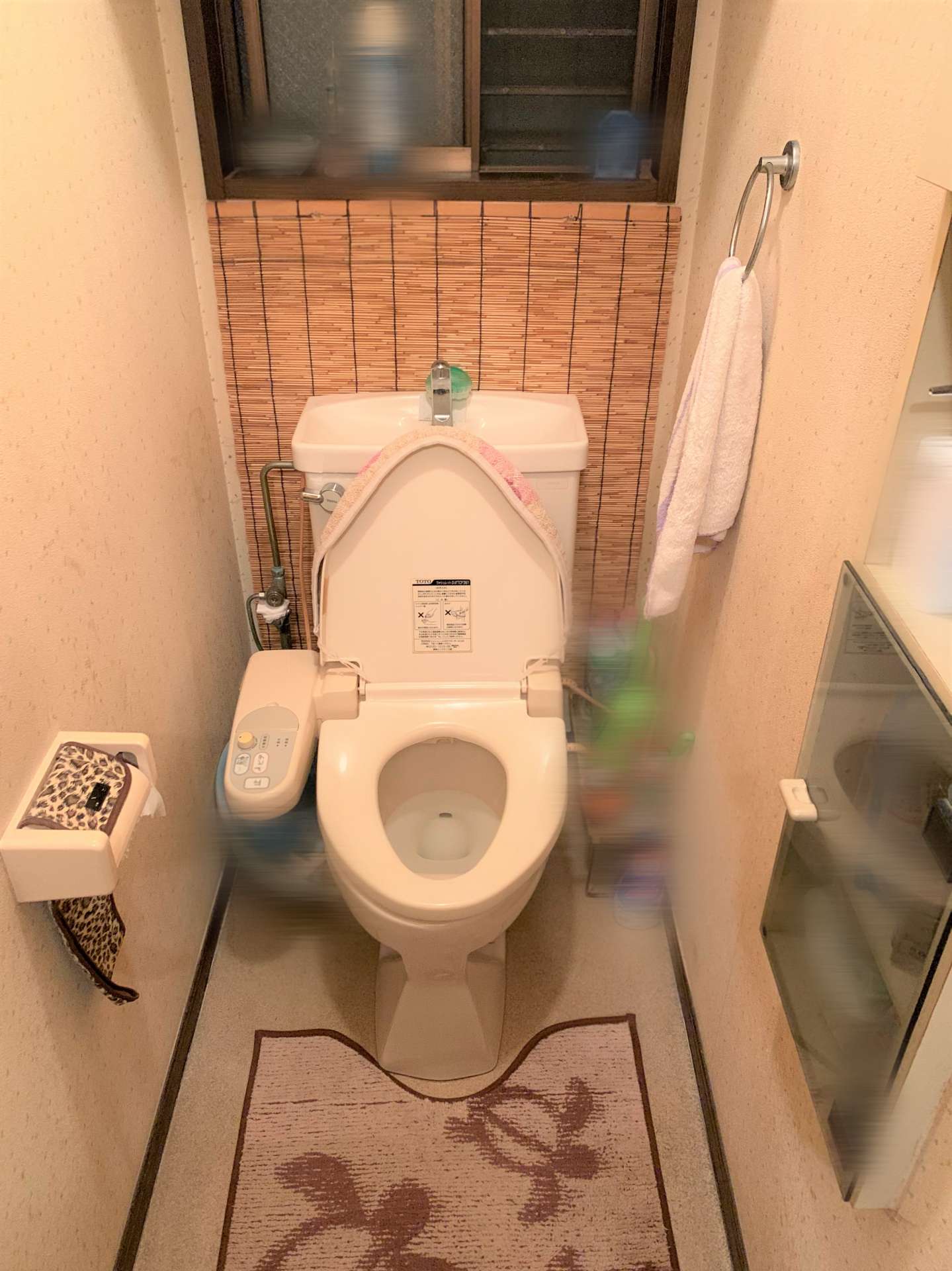【施工前】トイレ室内に収納もあり便利な空間です。