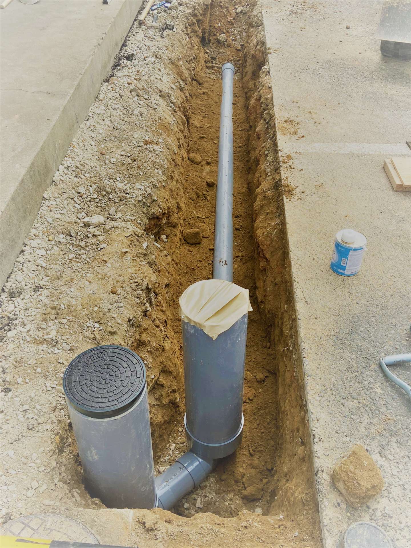 建物の周りに新しく下水道管の配管を設置していきます
