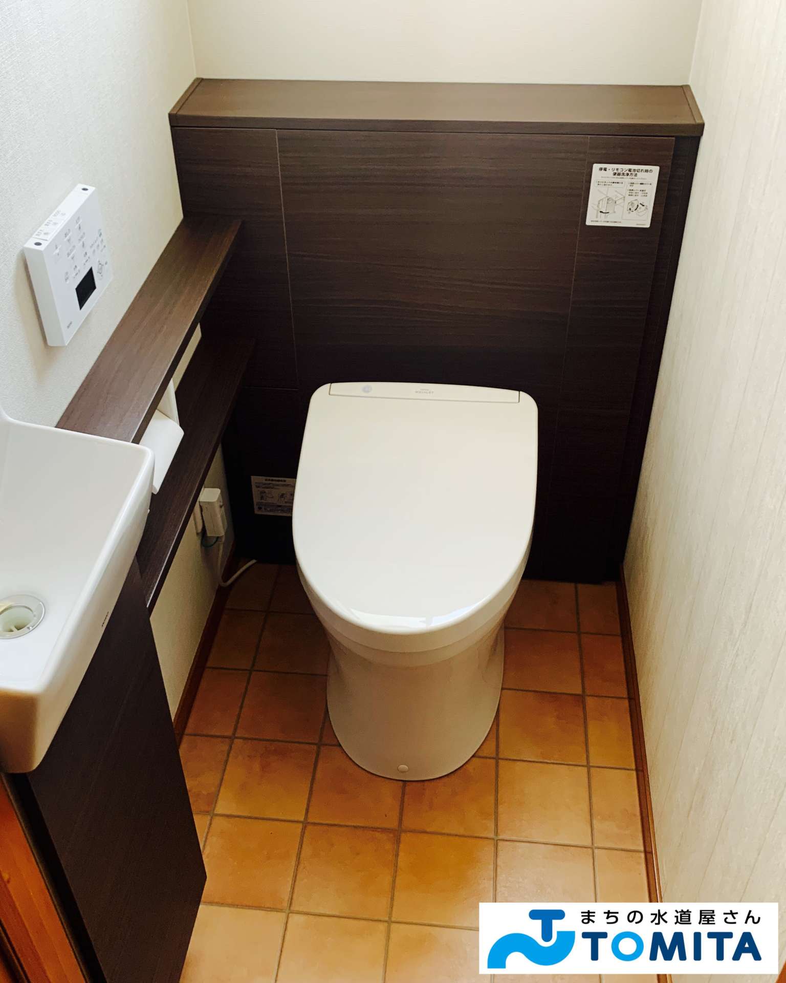【リフォーム後】新しいトイレは背中の部分にタンクや手洗いが無く、とてもスッキリとしたシルエットです！