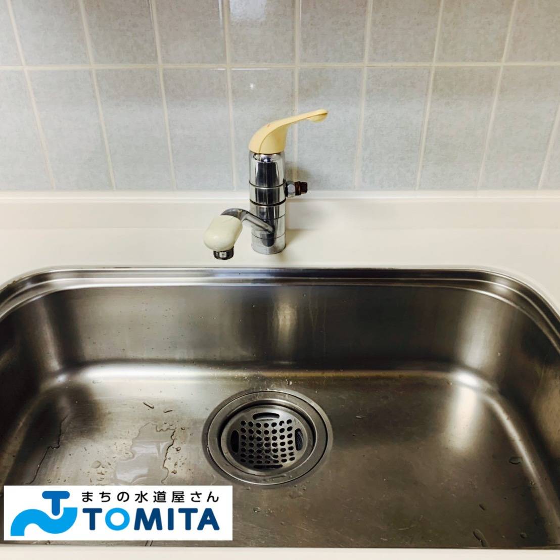 【交換前】キッチンの水栓金具は使用頻度が多く、長年使用するとグラつきが生じることがありますね。