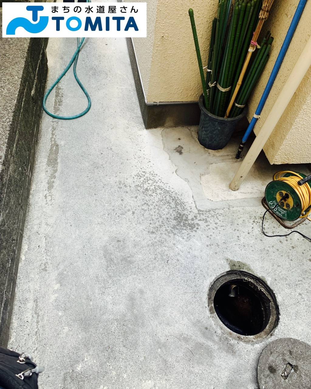 【施工前】排水桝から配管の詰りの状況や配管の経路を確認します。一部建物の下に配管が施工されている部分もありました。