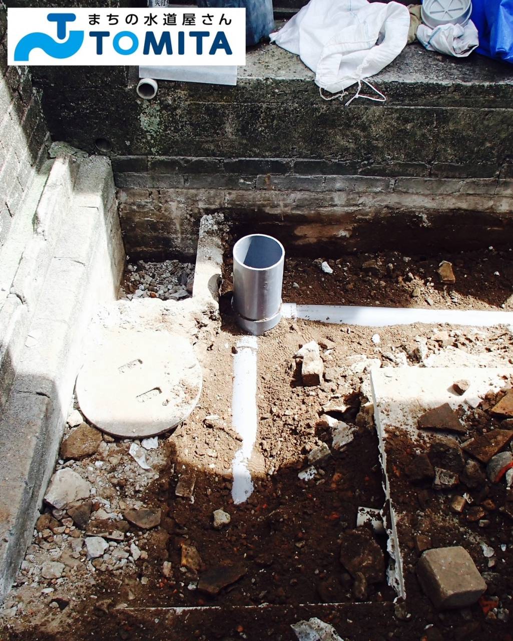 【施工中】塩ビ管の配管と桝を建物の周囲に施工していきます。