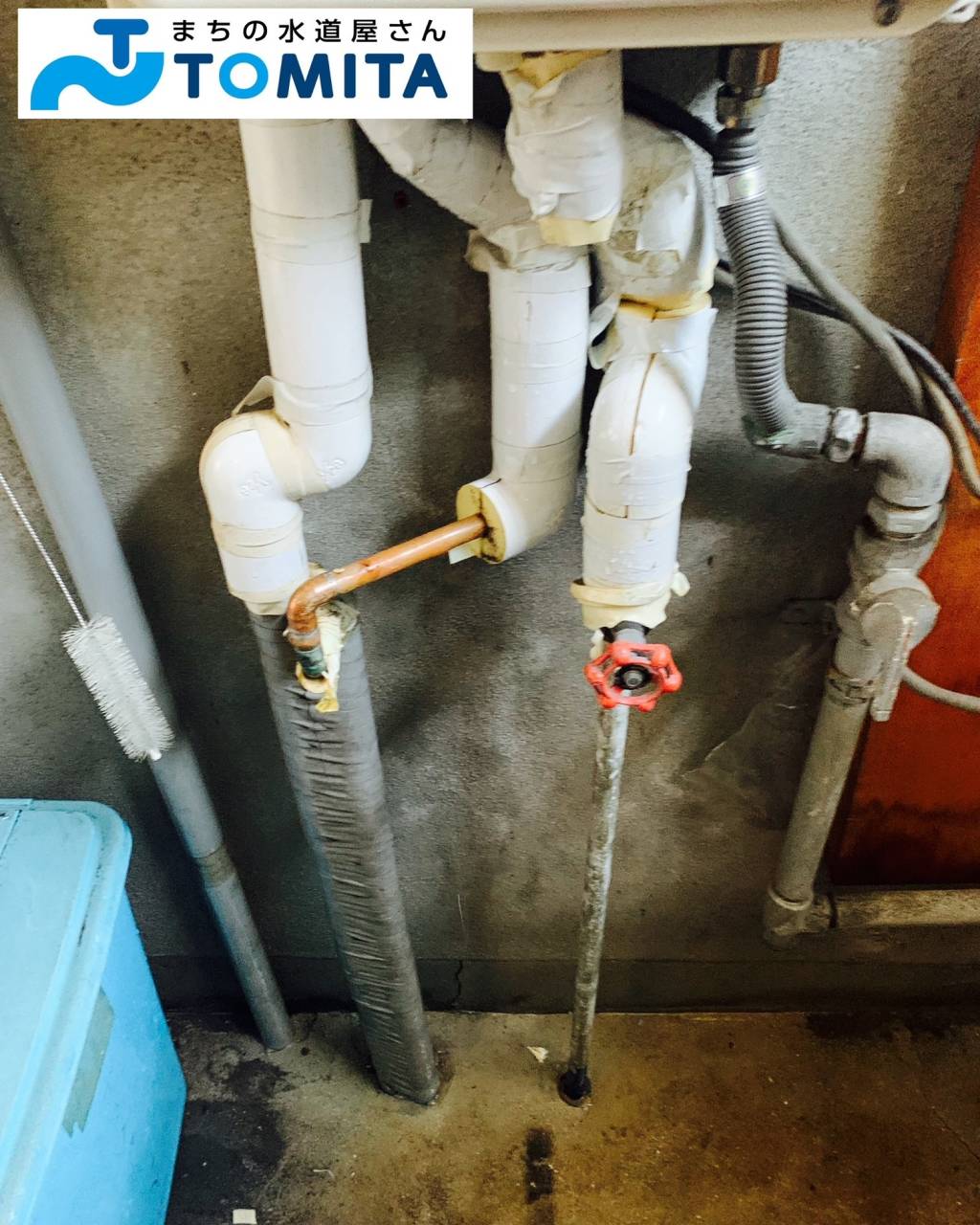 【施工前】保温材を撤去しながら、漏水部分の配管状況を確認します。既存の配管は穴の開きやすい銅管でした。